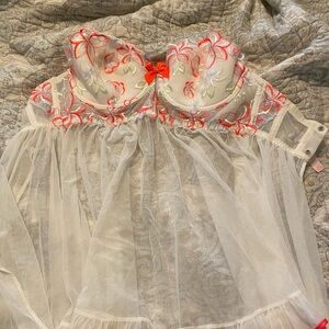 Victoria Secret, pretty pink and white !